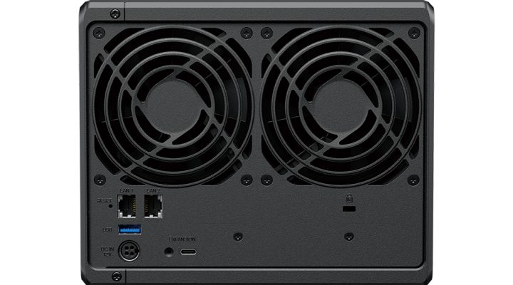 Vizualizare posterioră a unui NAS Synology cu ventilatoare și porturi de rețea